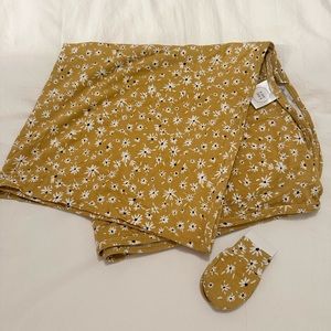 Loulou swaddle and mittens